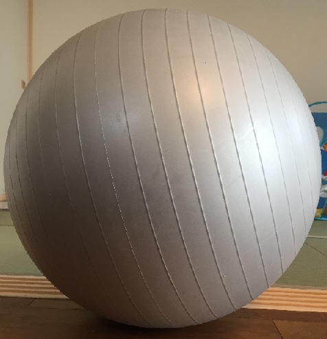 赤ちゃんの寝かしつけにはバランスボールが最強 注意点もご紹介 ペンタの育児道